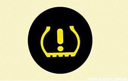 汽车仪表盘显示车两边有虚线