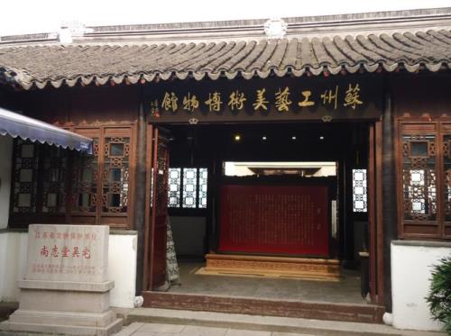 刺绣文不如倚市门什么意思