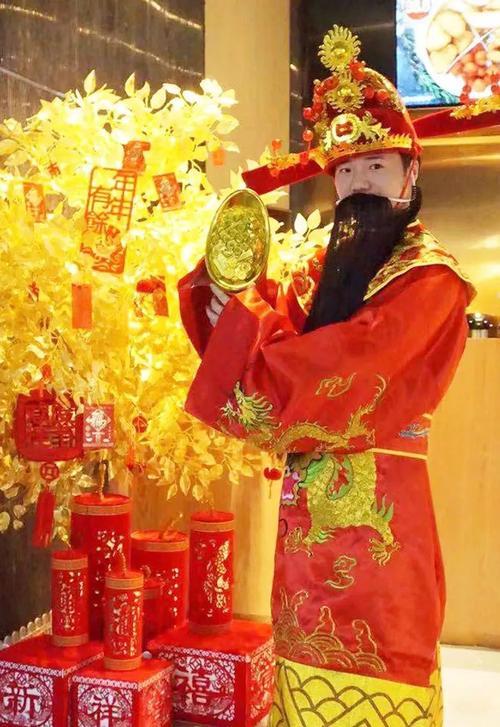 拜财神是鞠躬还是磕头