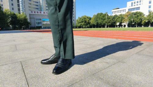 齐步走向右转的正确方法