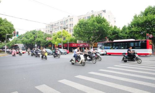 绿灯亮时斑马线停了怎么处理
