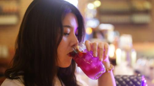 一个人去酒吧应该怎么玩啊