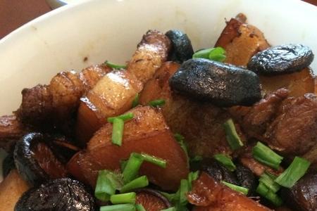 红烧肉炖香菇家常做法