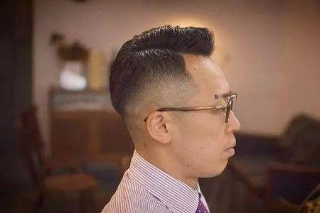带眼镜耳朵大的男生剪什么一样