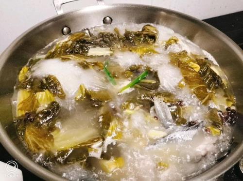 红烧酸菜鲤鱼的做法