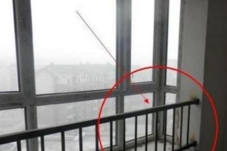 楼上装护栏挡光怎么处罚