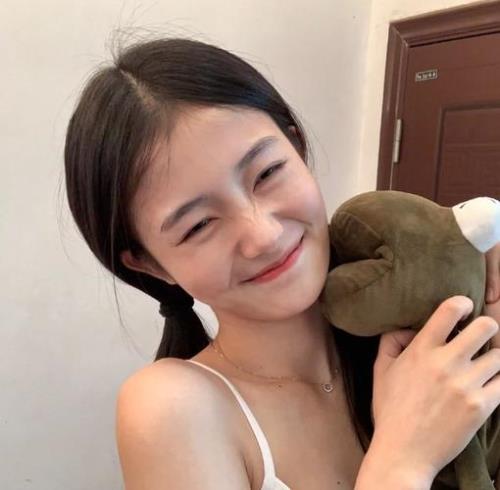 不爱笑的女孩如何变得爱笑起来
