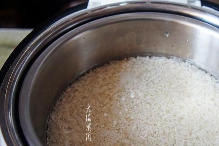 电饭煲如何蒸米饭