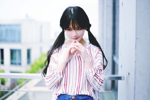 低头微笑的意思是什么