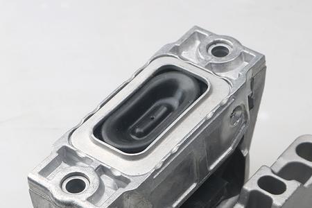 支撑发动机的三个支架叫什么