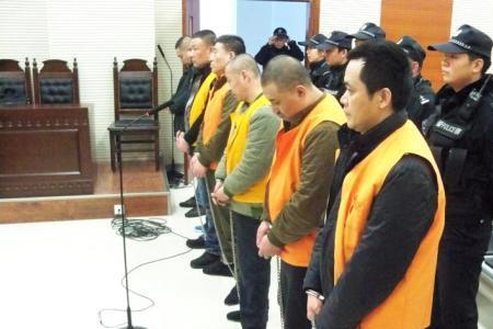 犯人为什么在庭审现场穿拖鞋