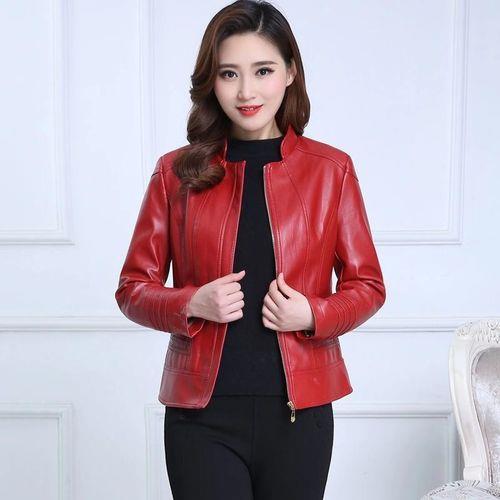 暗红色立领短款夹克里面配什么