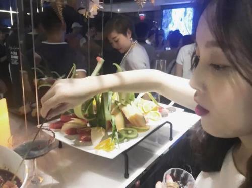 ktv上班的女人该不该继续交往