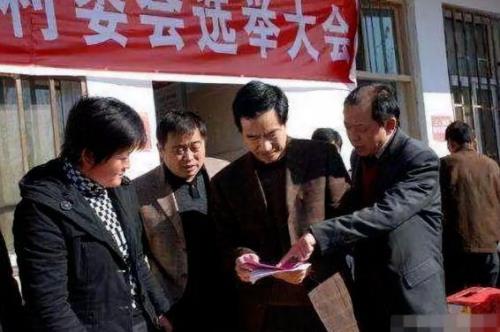 村干部连续任几年有补助