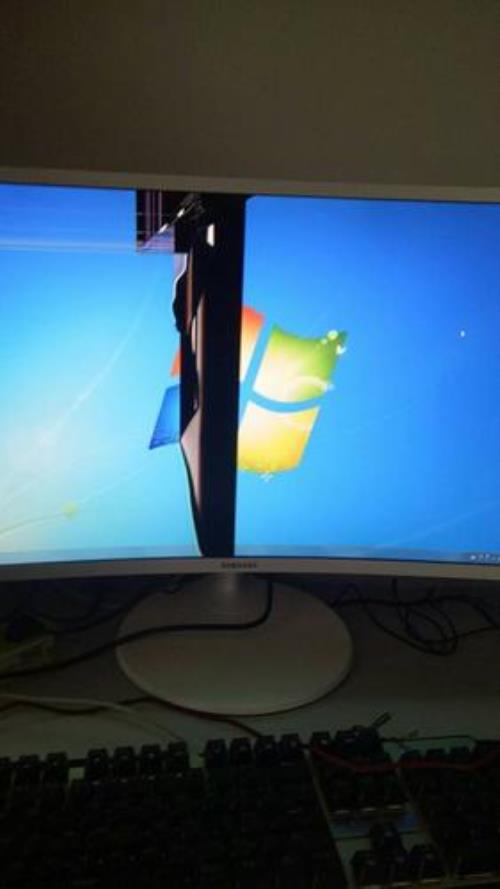 显示器放了一年没用再用闪屏