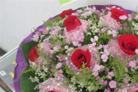 儿子过生日送老婆什么花合适