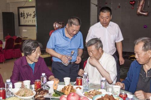 儿子可以给父亲敬酒吗