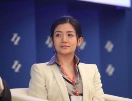 撒贝宁踢足球旁边站的女的是谁