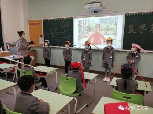为什么学生上课戴帽子