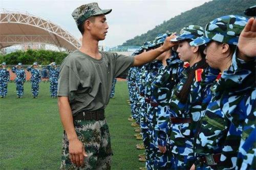 戴眼镜可以当教官吗