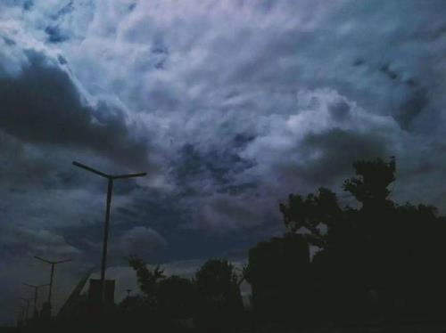 云吃火有雨，火吃云晴天的意思