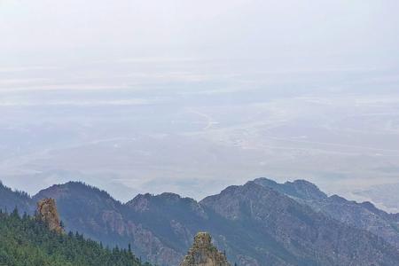 山峰很高高的可以看见什么