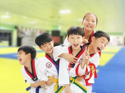 话多的小孩适合学跆拳道吗