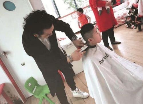 为什么子女不能给父母剪头发