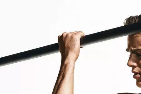 反手引体向上全握还是半握