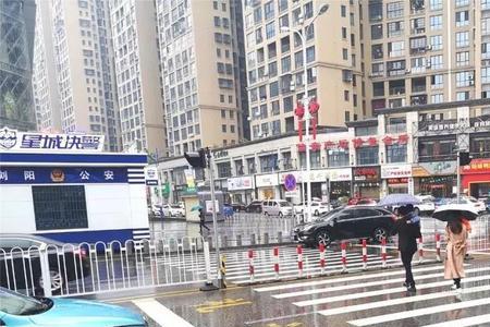 右转礼让行人停在斑马线会怎样
