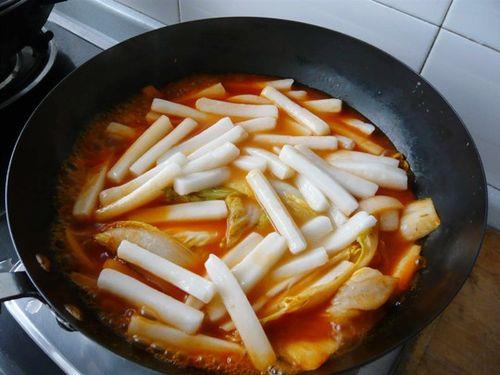炒年糕需要先清水煮吗