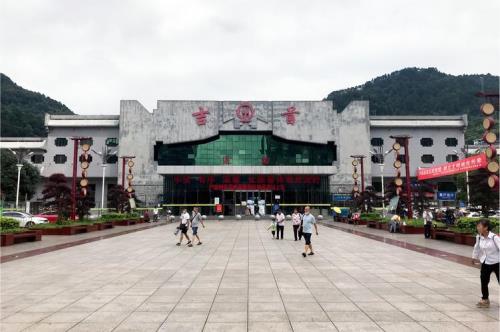吉首火车站搬到东站去了吗