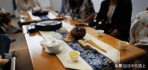 三人品茶是什么意思