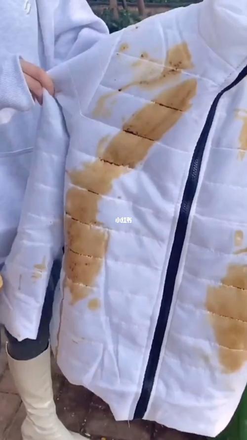 羽绒服上的油渍怎样简单的清除