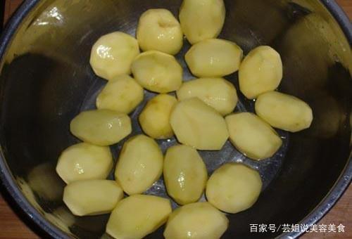 洗土豆的水为什么变红