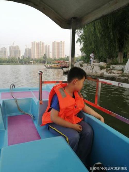 划船不靠船桨全靠浪下一句
