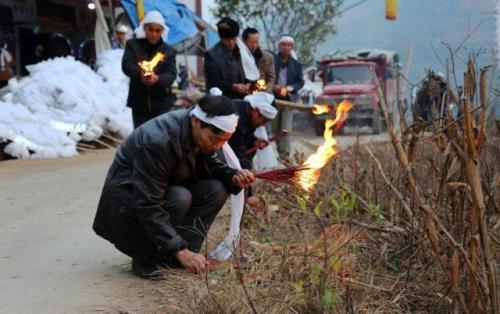 红白喜事相遇谁先让路