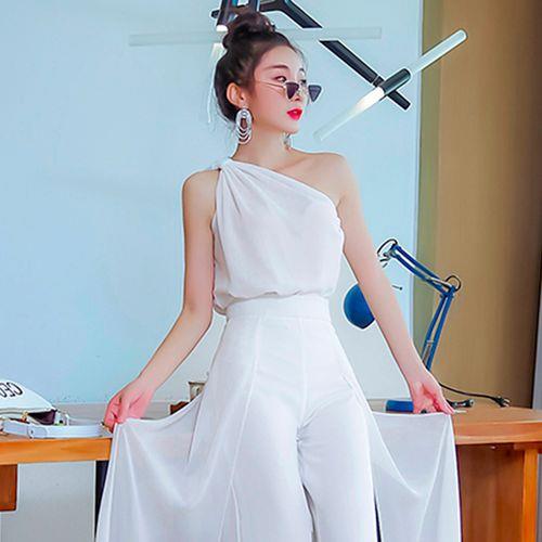 露锁骨的白色上衣搭什么裙子