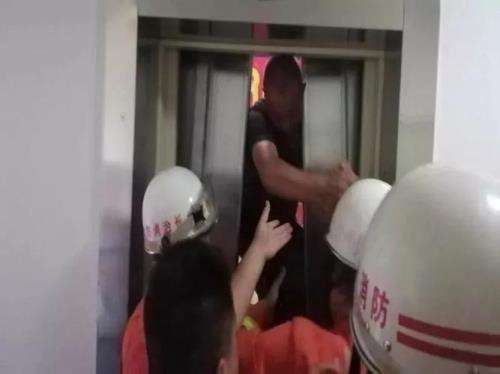 电梯卡在楼层中间是什么原因
