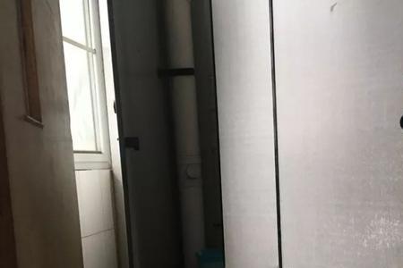 为什么宿舍厕所地上会变黄