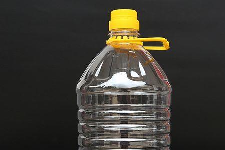 塑料桶装白酒为何发黄