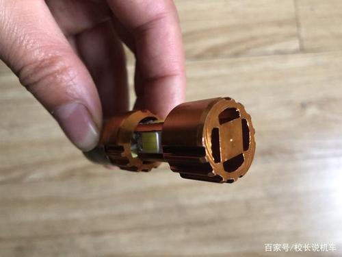 电灯泡功率越大越热吗