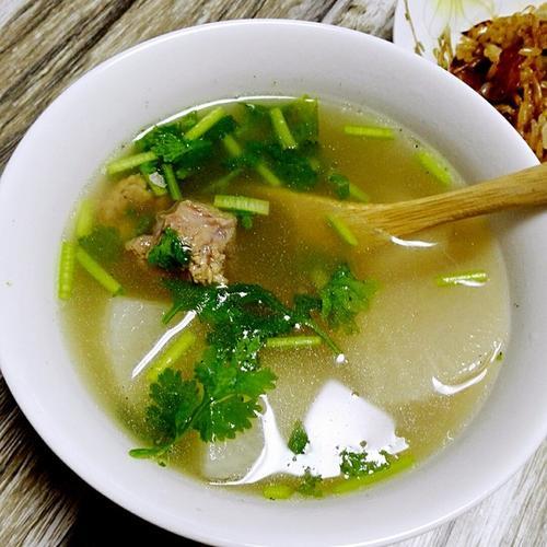 清炖羊肉汤为啥发绿