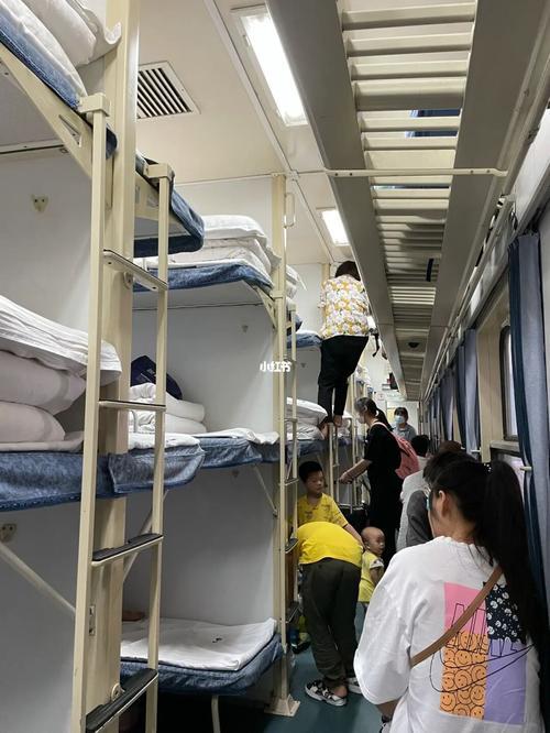 坐硬卧穿裙子方便吗
