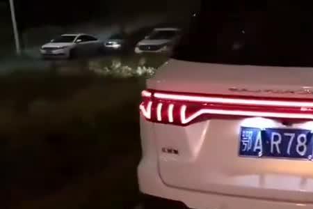 比亚迪宋pro车牌怎么安装