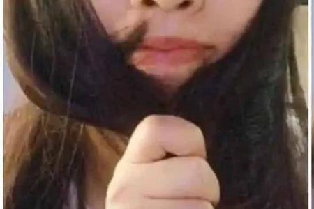 说话露门牙什么说法