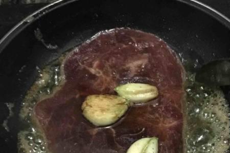 冷冻牛排炒菜的做法