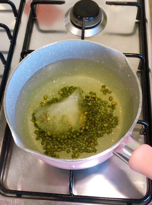 绿豆冻成冰在碗里拿不出来