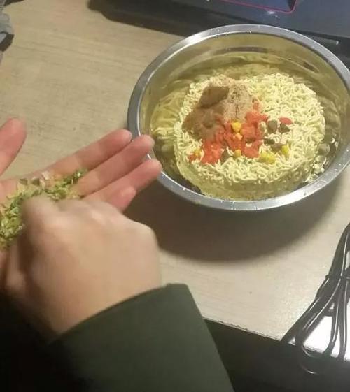 女孩说让我请她吃泡面什么意思