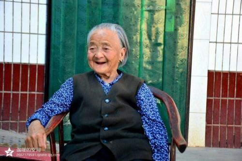 奶奶的吼声又威严又慈祥造句
